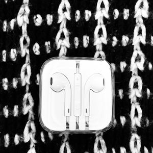 ⭐️BNWT Apple Headset